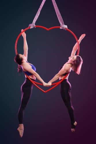 Sprzęt aerial na zamówienie - koła cyrkowe - serca cyrkowe - trapezy - sześciany