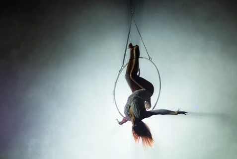 Aerial hoop na wysokości