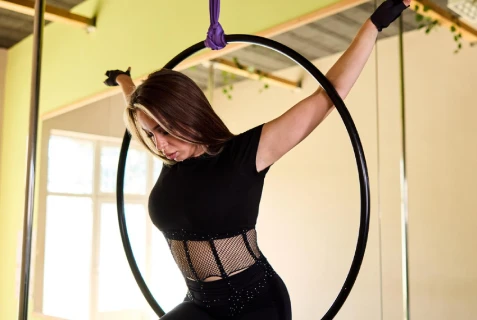 Trening aerial hoop na zajęciach