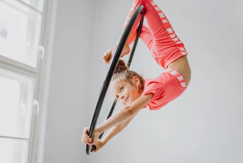 Aerial hoop na prezent świąteczny