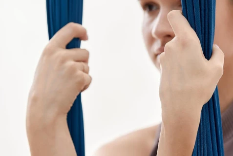 Trening aerial obciąża dłonie