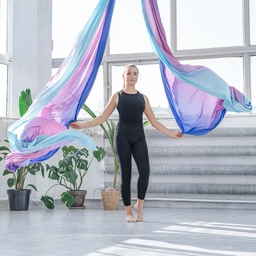 Ćwiczenia na szarfie dla początkujących – pierwsze kroki w aerial silks