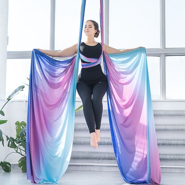 Figury na szarfie. Poznaj najpopularniejsze triki aerial silks